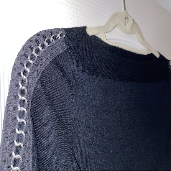 2B BEBE BLACK LONG TOP With Open Chain Link Sleeve Design Size Small - Picture 2 of 8